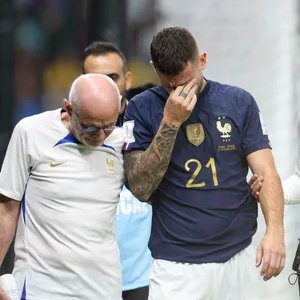 Lucas Hernandez verlässt nach seiner Verletzung den Rasen. Er wird von zwei Teamärzten gestützt.