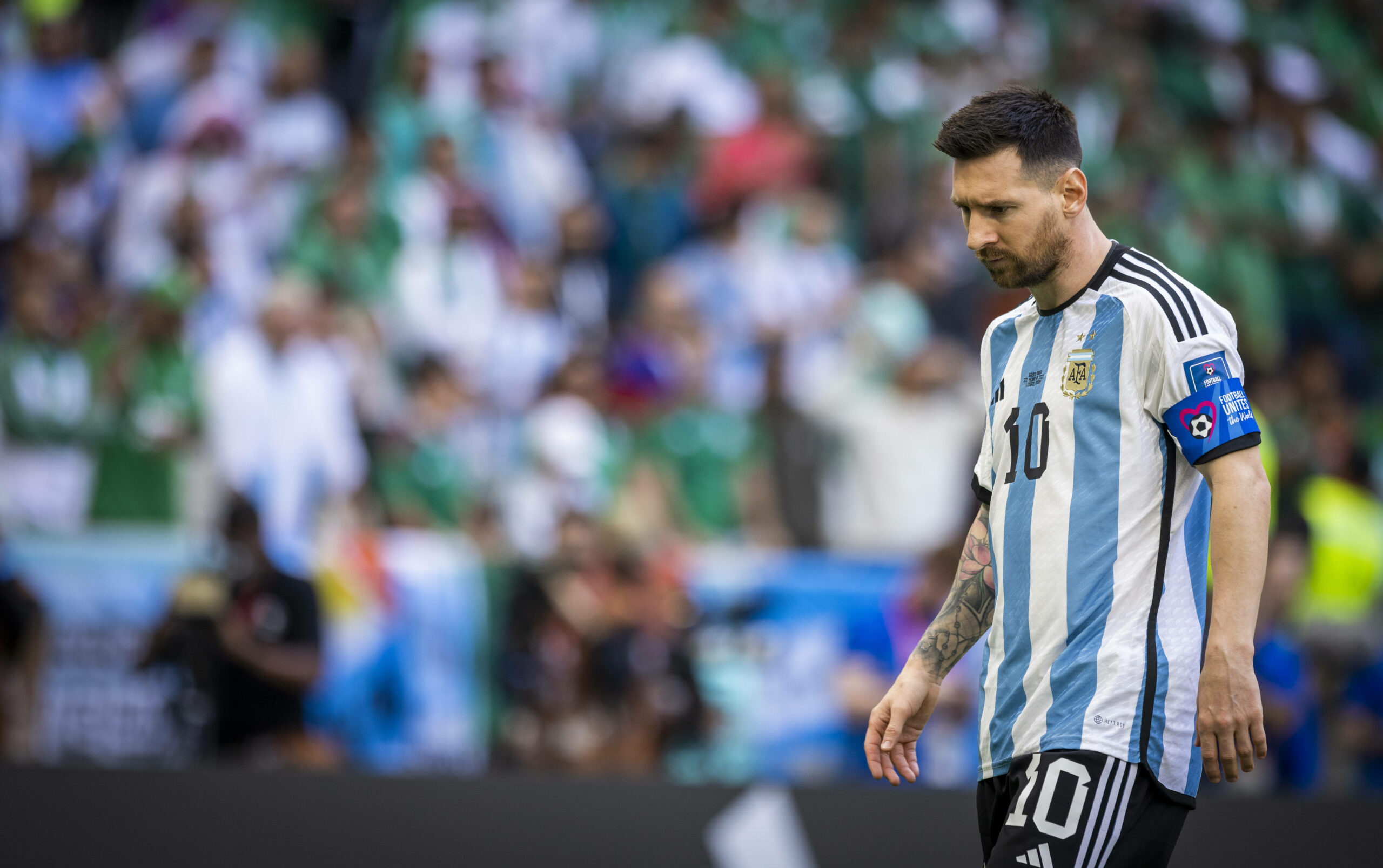 Lionel Messi verlässt nach dem Spiel gegen Saudi-Arabien mit gesenktem Blick den Platz