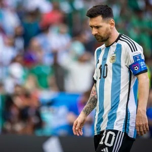 Lionel Messi verlässt nach dem Spiel gegen Saudi-Arabien mit gesenktem Blick den Platz