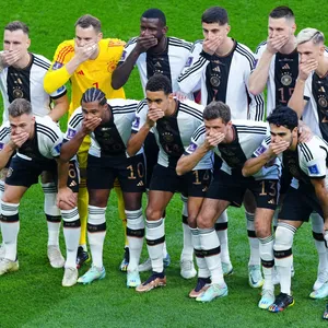 ie deutschen Spieler halten sich vor dem ersten WM-Spiel gegen Japan die Hand vor den Mund.