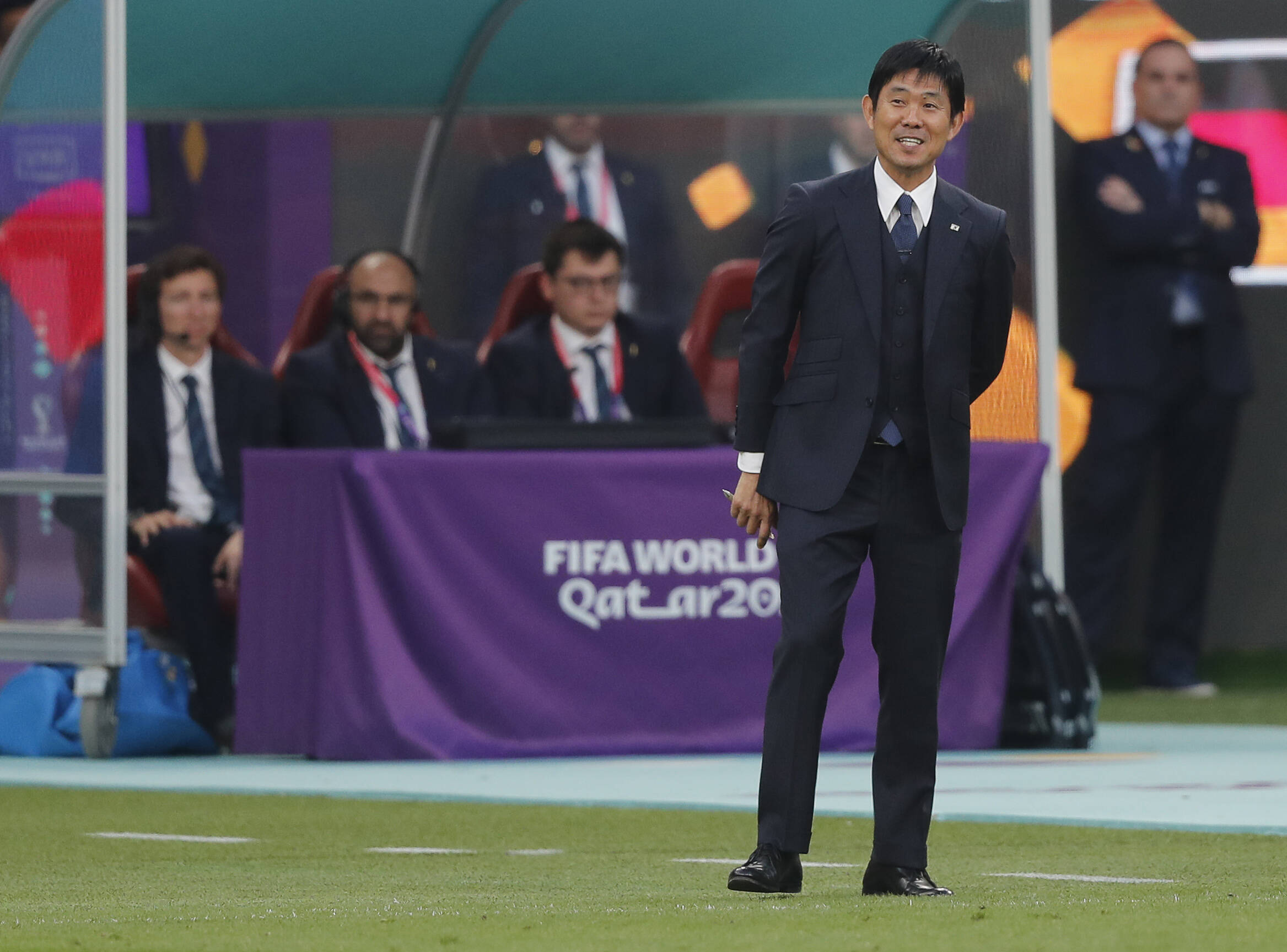 Japans Nationaltrainer Hajime Moriyasu mit einem breiten Lächeln während dem Spiel gegen Deutschland.