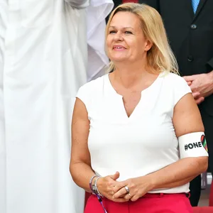 Nancy Faeser mit der „One Love“-Binde am Arm.