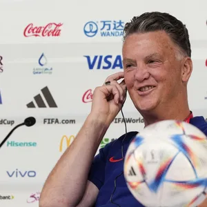 Louis Van Gaal lacht auf einer Pressekonferenz.