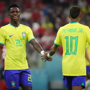 Vinicius Junior (l.) verriet, dass Teamkollege Neymar aktuell erkrankt ist.