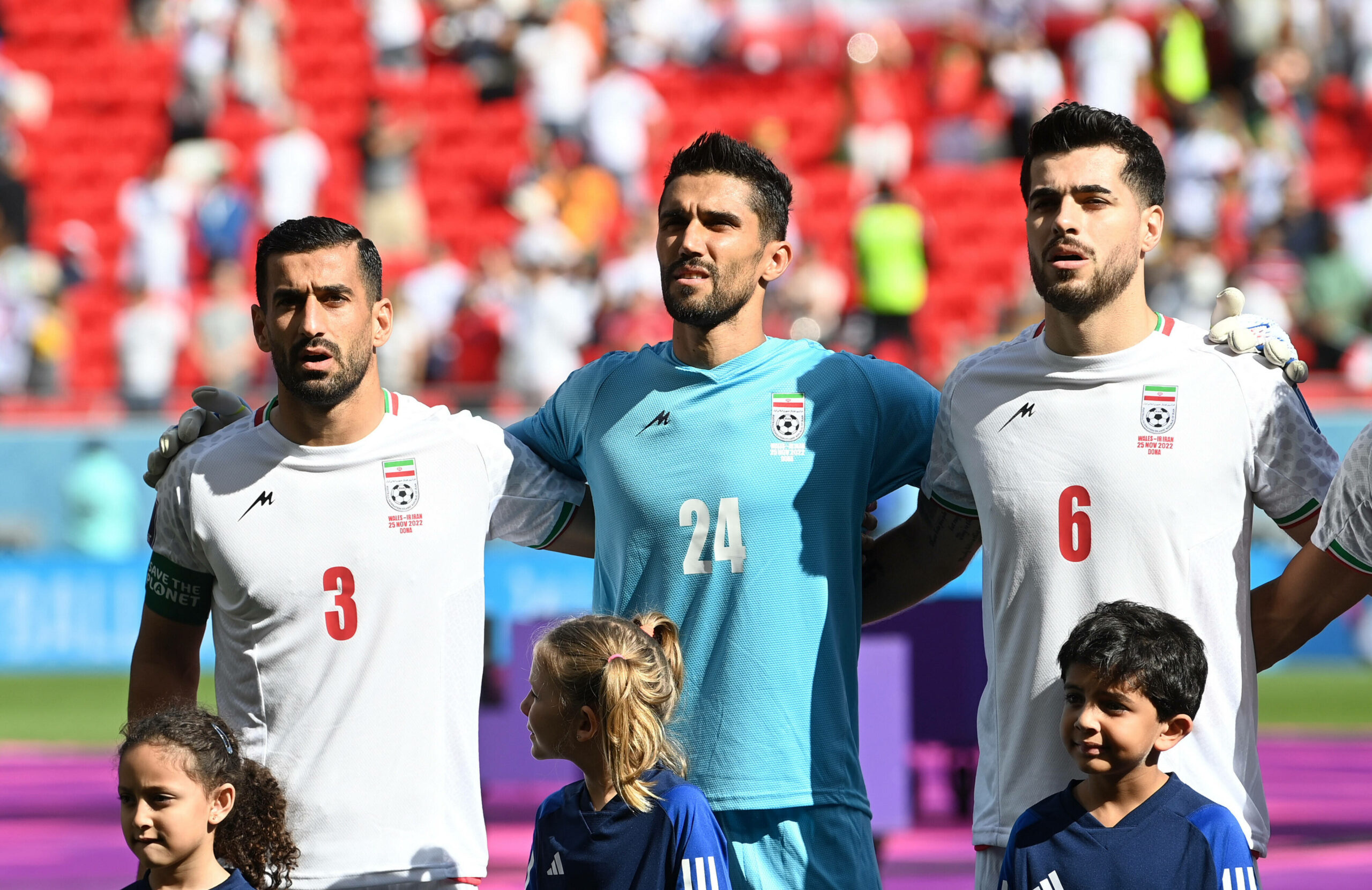 Ehsan Hajisafi, Torhüter Hossein Hosseini und Saeid Ezatolahi singen die iranische Hymne vor dem Spiel gegen Wales.