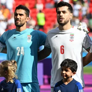 Ehsan Hajisafi, Torhüter Hossein Hosseini und Saeid Ezatolahi singen die iranische Hymne vor dem Spiel gegen Wales.
