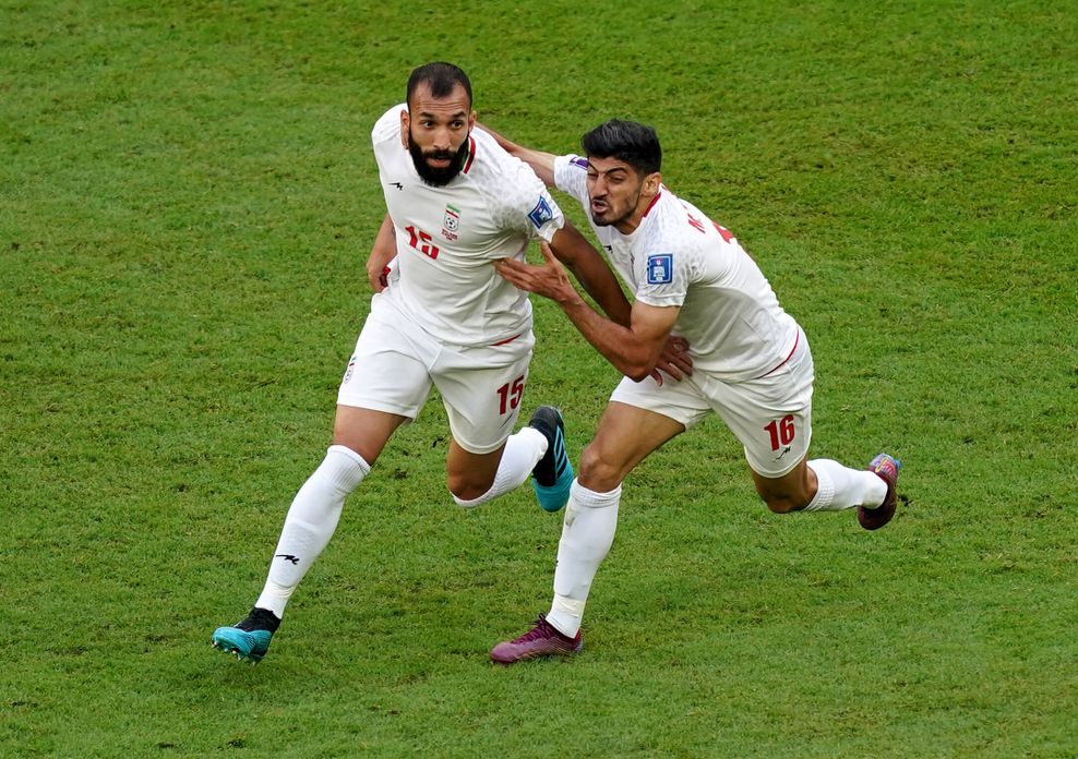 Roozbeh Cheshmi feiert mit Mehdi Torabi sein erlösendes Tor zum 1:0 gegen Wales.