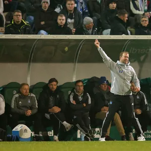 HSV-U21-Coach Pit Reimers gestikuliert am Spielfeldrand