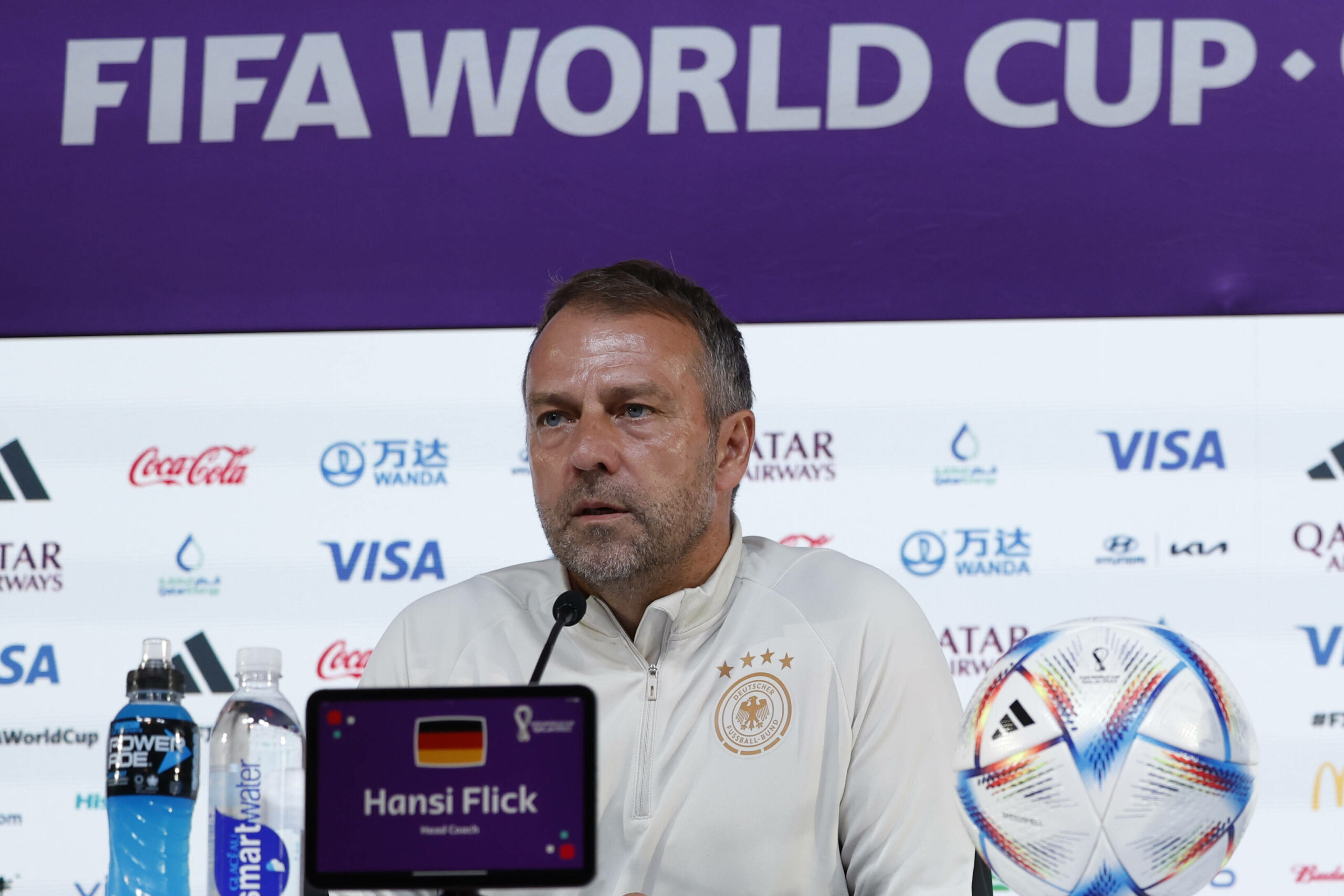 Hansi Flick absolvierte die Pressekonferenz vor dem Spiel gegen Spanien ohne Spieler an seiner Seite.