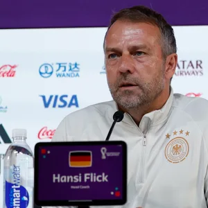Hansi Flick absolvierte die Pressekonferenz vor dem Spiel gegen Spanien ohne Spieler an seiner Seite.