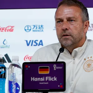 Bundestrainer Hansi Flick erschien vor dem Spanien-Spiel alleine zur obligatorischen Pressekonferenz.