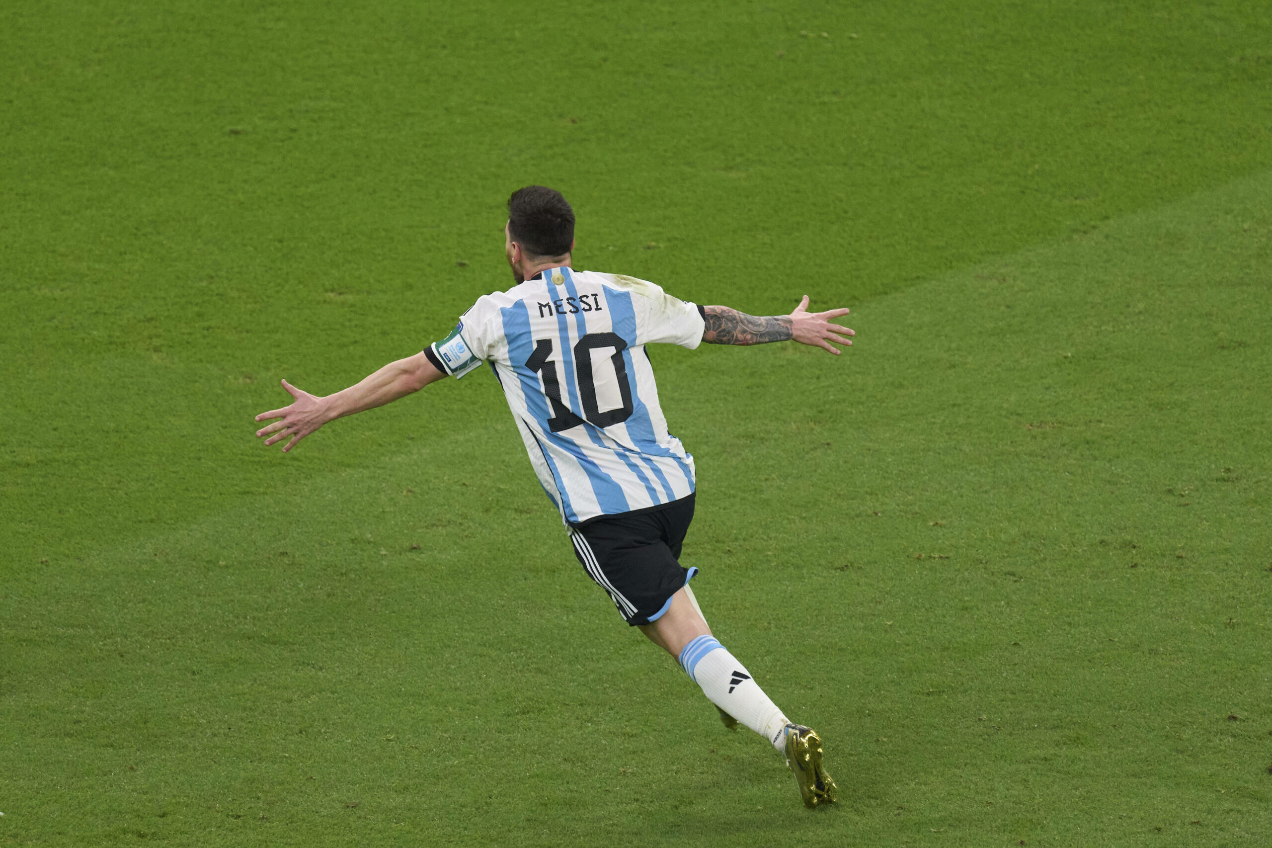 Messi salva a Argentina y piensa en Maradona