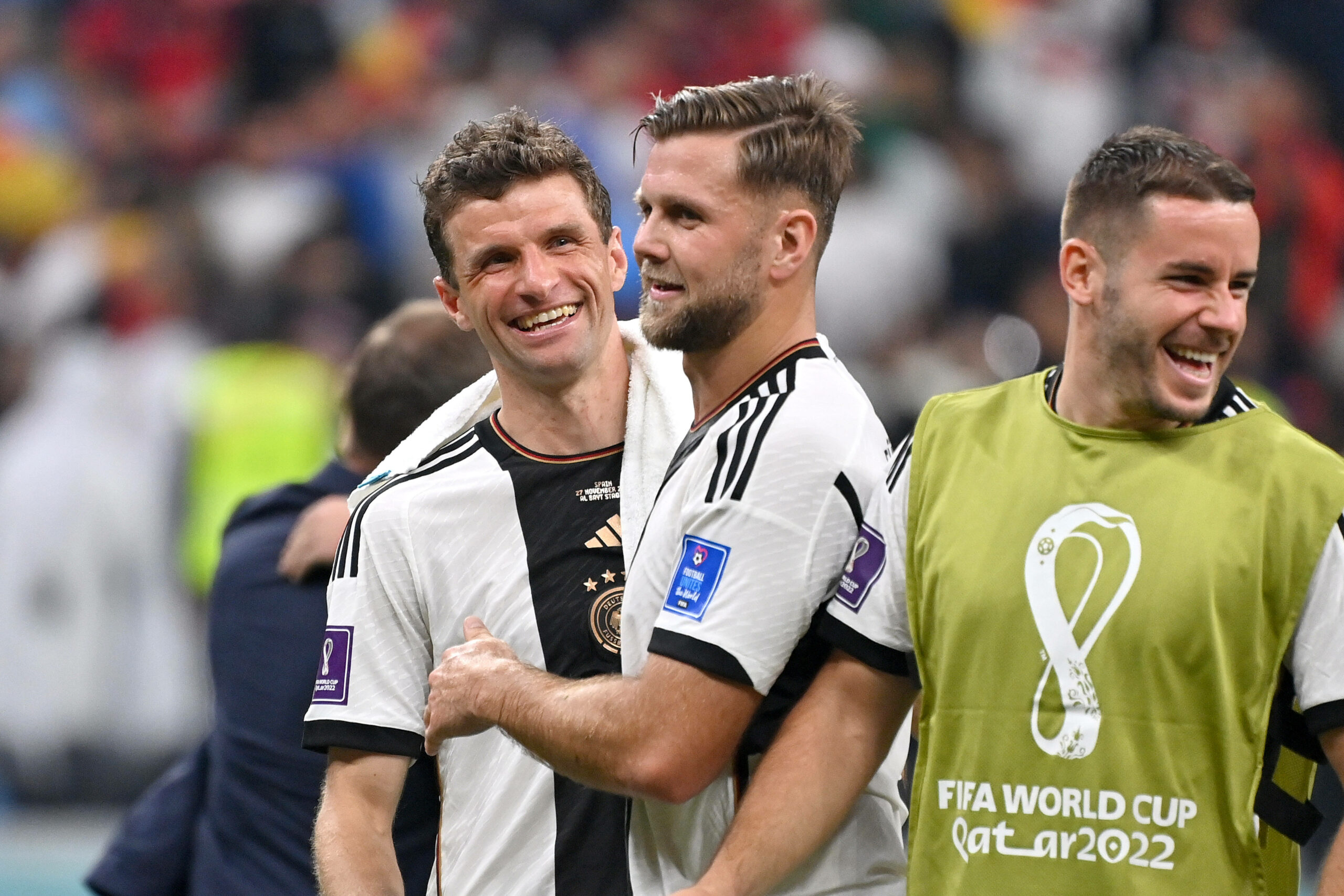 Thomas Müller und Niclas Füllkrug bejubeln das 1:1-Remis gegen Spanien.