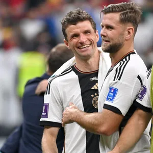 Thomas Müller und Niclas Füllkrug bejubeln das 1:1-Remis gegen Spanien.