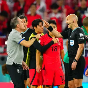 Südkoreas Trainer Paulo Bento wird vom Platz verwiesen.