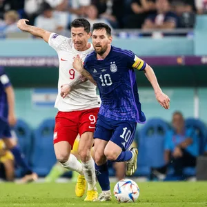 Lionel Messi hatte im Weltstar-Duell mit Robert Lewandowski den Fuß vorn.