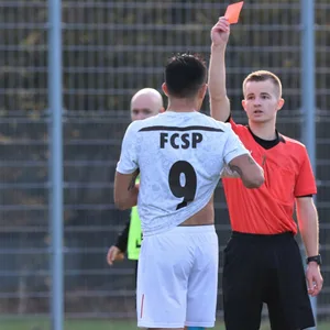 Alberto G. (St. Pauli III) sieht Rot. Kurz zuvor hatte er einen Falke-Spieler niedergeschlagen.