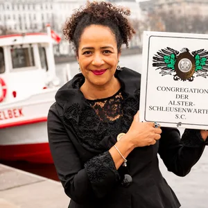 Marylyn Addo, Medizinerin und Infektiologin, steht nach ihrer Auszeichnung zur Ehren-Alster-Schleusenwärterin an der Binnenalster. Addo wurde vom Komitee der Alster-Schleusenwärter für ihre Tätigkeiten in Forschung und Medizin sowie für ihre überzeugenden Auftritte während der Corona-Pandemie ausgezeichnet. (zu dpa "Infektiologin Marylyn Addo ist neue Ehren-Schleusenwärterin")