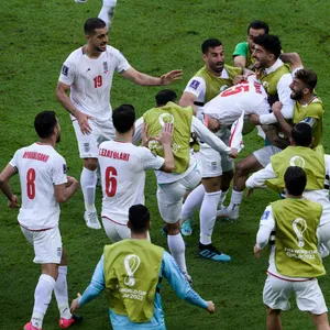 Irans Spieler jubeln nach dem 1:0 gegen Wales.