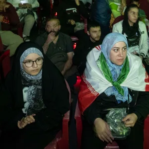 Iraner schauen das Spiel zwischen dem Iran und den USA in Teheran.