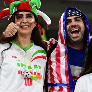 Fans des Iran und der USA feiern miteinander.
