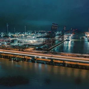 Kategorie Hamburg: Tilman Jäckle hat dieses wunderbare Foto eingereicht. Titel „Langzeit Hafen Hamburg“.
