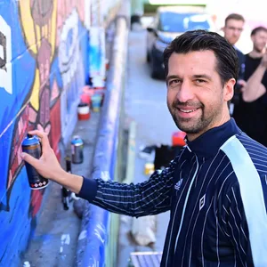 Jonas Boldt sprüht Graffiti.