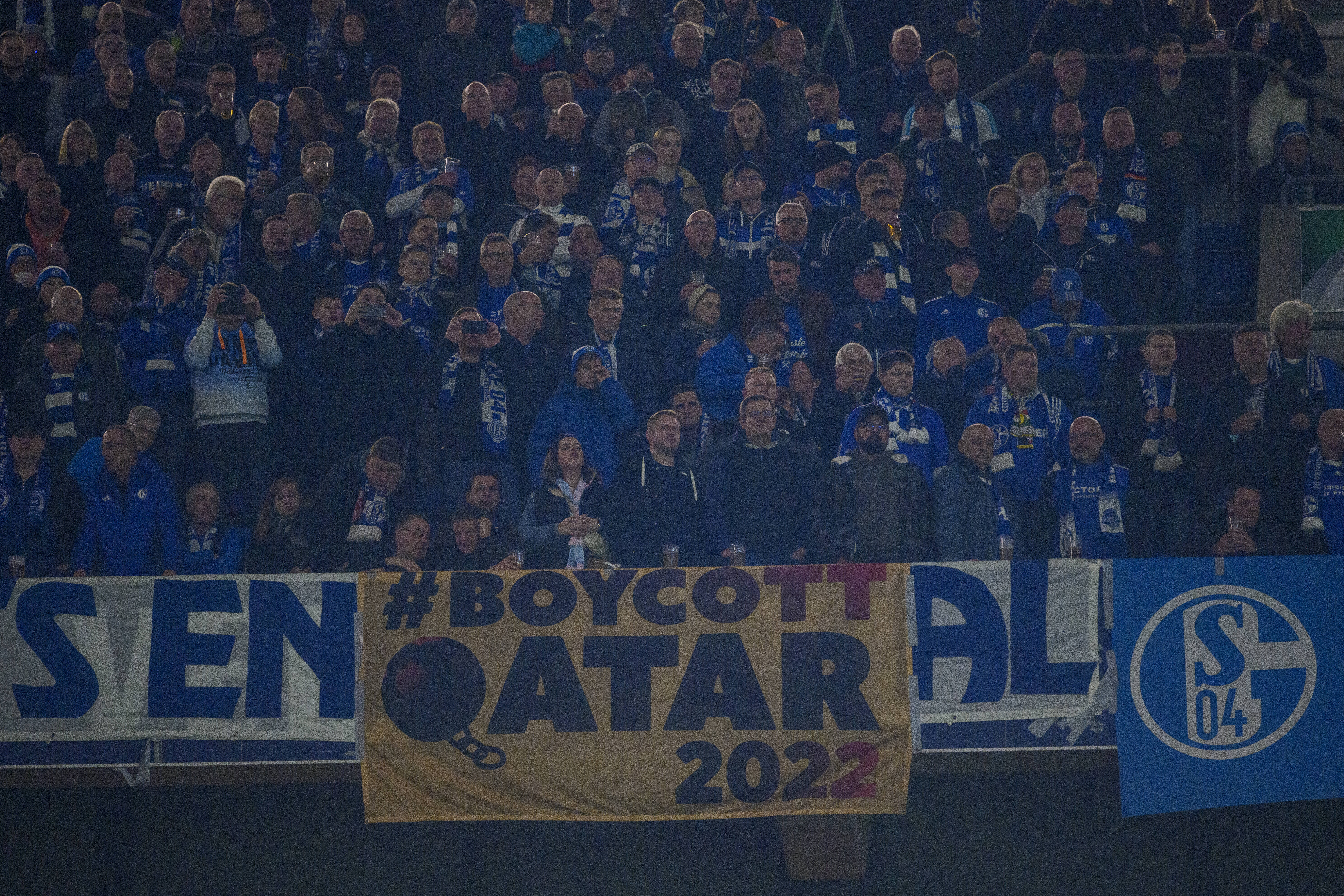 Ein Anti-Katar Banner hängt in der Schalke-Kurve.