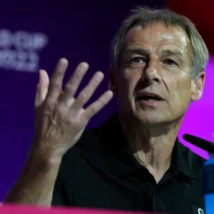Jürgen Klinsmann spricht bei einer Pressekonferenz.