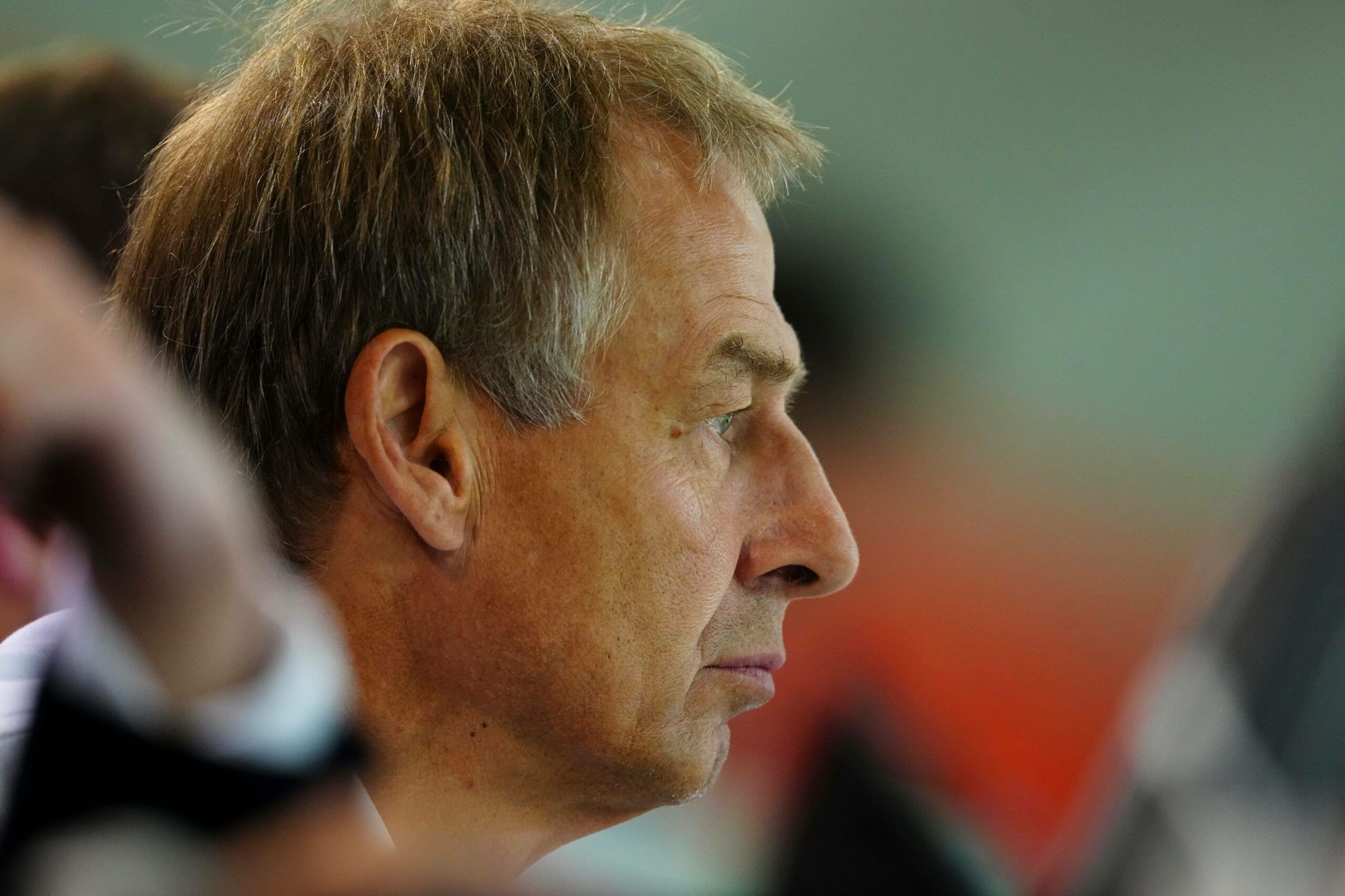 Jürgen Klinsmann schaut sich das Duell zwischen Japan und Deutschland an.