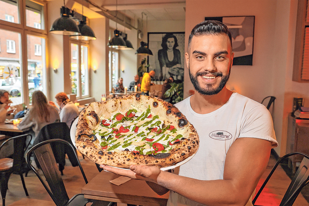 Im „Jill“ in der Schanze serviert Francesco Saverio Sclafani eine Pizza Stracciatella di bufala.