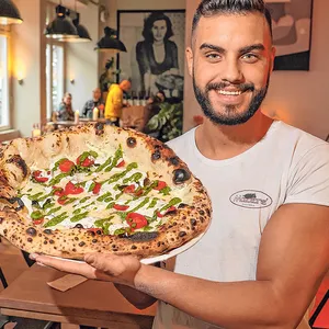 Im „Jill“ in der Schanze serviert Francesco Saverio Sclafani eine Pizza Stracciatella di bufala.