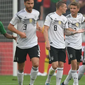 Toni Kroos diskutiert mit Thomas Müller.