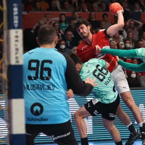 Jacob Lassen will einen Ball werfen.