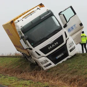 Der von der Straße abgekommene Lkw musste mit einem Spezialkran geborgen werden.