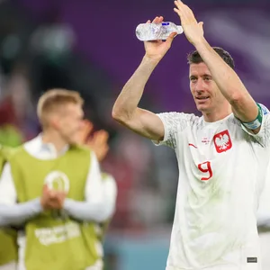 Robert Lewandowski beklatscht die eigenen Fans.