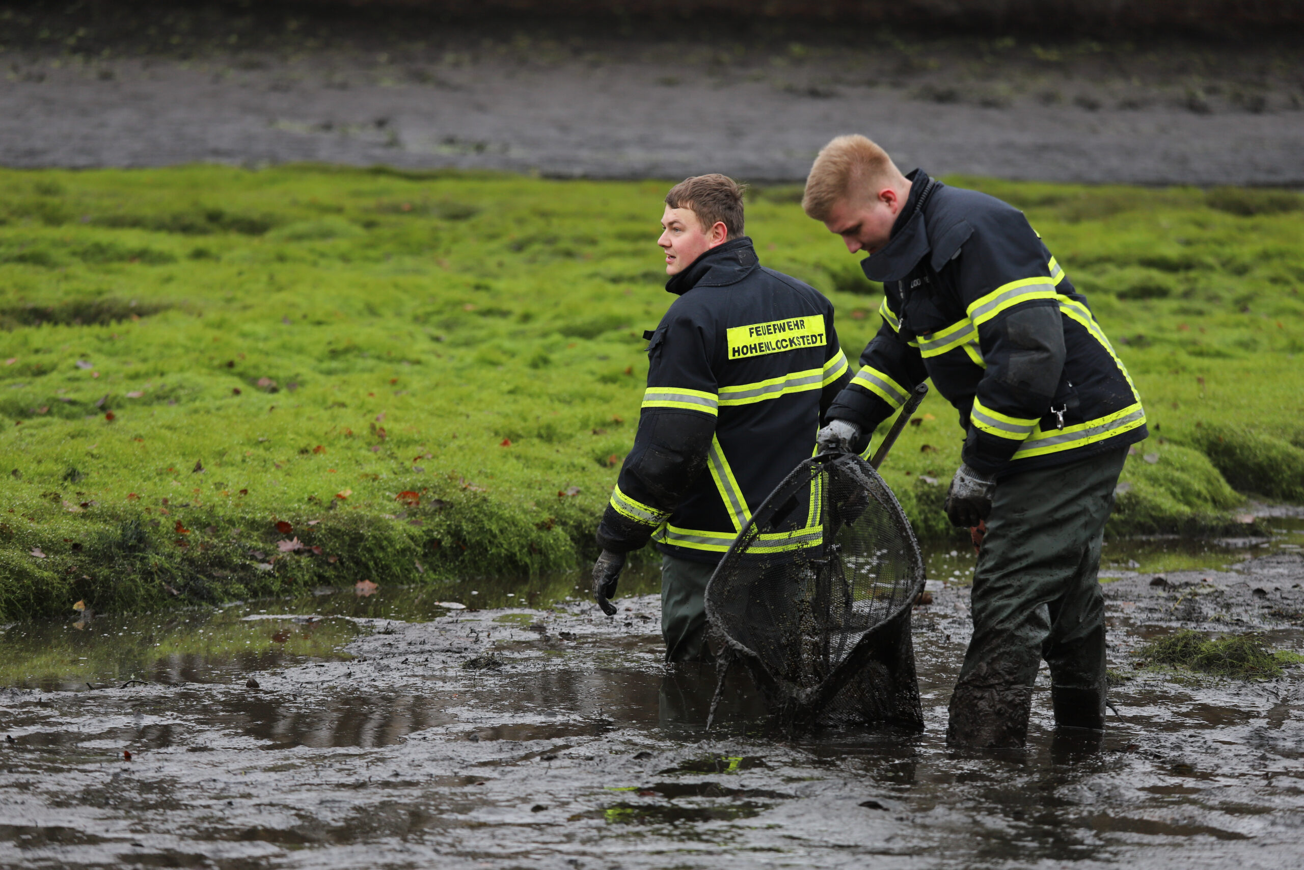 Feuerwehr mit Reusen und Keschern