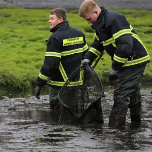 Feuerwehr mit Reusen und Keschern