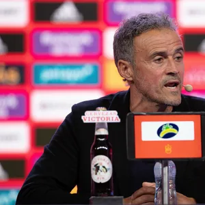 Luis Enrique spricht auf der Pressekonferenz der spanischen Nationalmannschaft.
