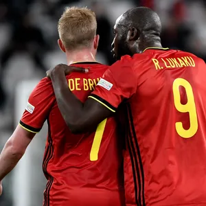 Romelu Lukaku umarmt Kevin de Bruyne