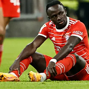 Sadio Mané liegt verletzt am Boden.
