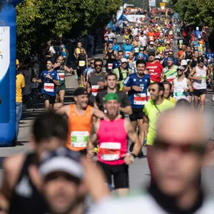 Marathonläufer laufen durch ein Tor