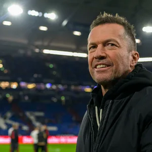 Lothar Matthäus lächelt in der Veltins Arena.