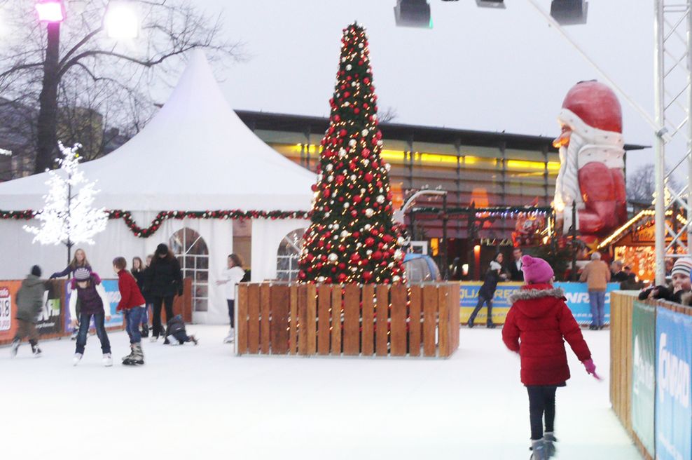 Die Eislaufbahn mit einem Weihnachtsbaum in der Mitte