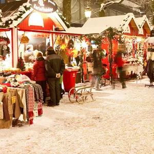 Buden auf dem Ottenser Weihnachtsmarkt