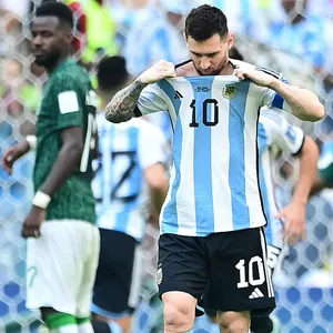 Lionel Messi enttäuscht gegen Saudi-Arabien.