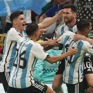 Lionel Messi jubelt mit seinen Teamkollegen über ein Argentinien-Tor.