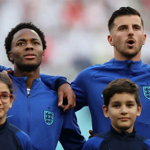 Jude Bellingham, Raheem Sterling und Mason Mount singen die Nationalhymne.