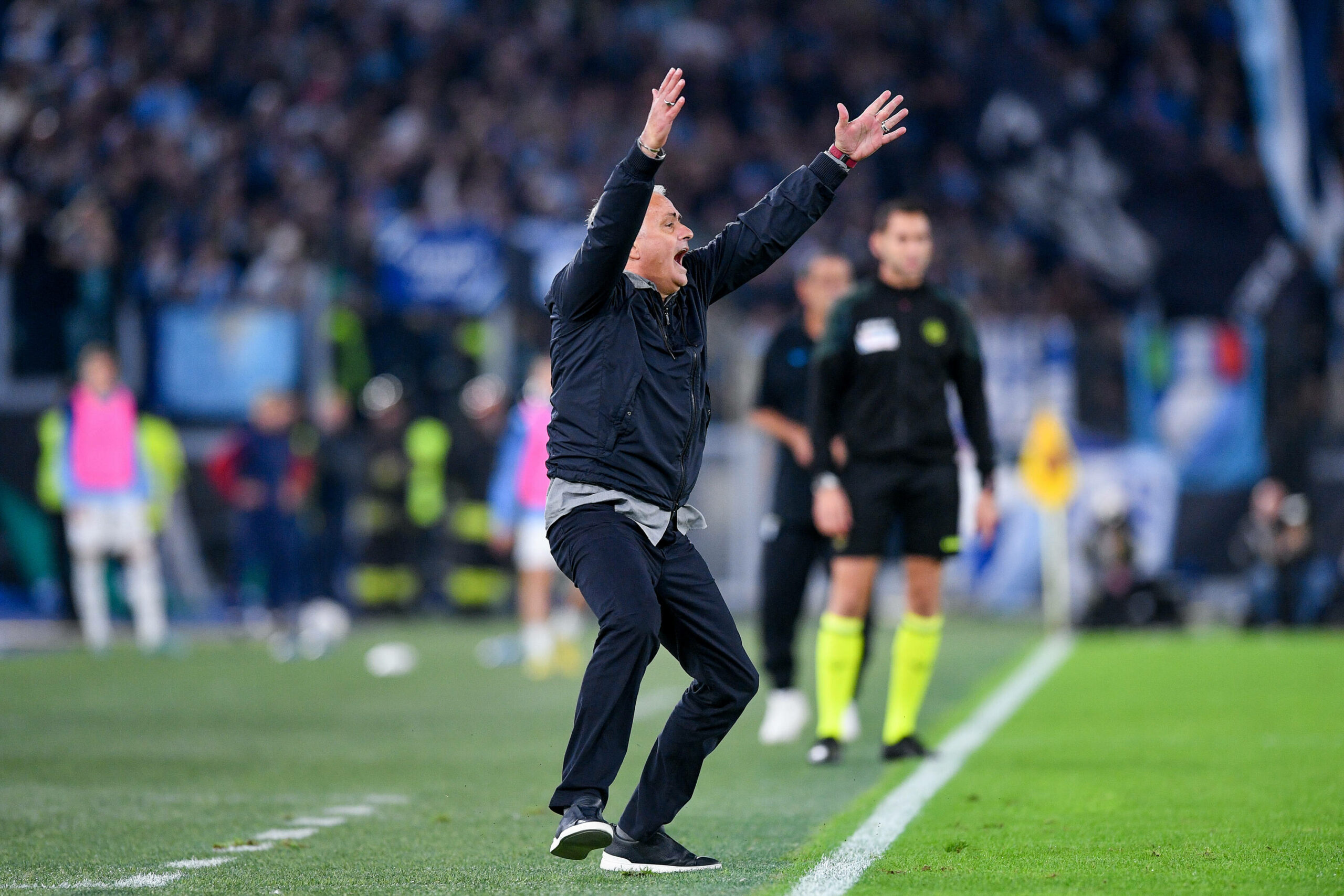 José Mourinho regt sich am Spielfeldrand auf.