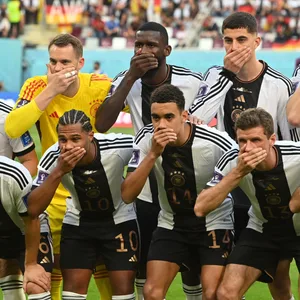 Die DFB-Elf mit der Mund-zu-Geste vor dem Spiel gegen Japan.